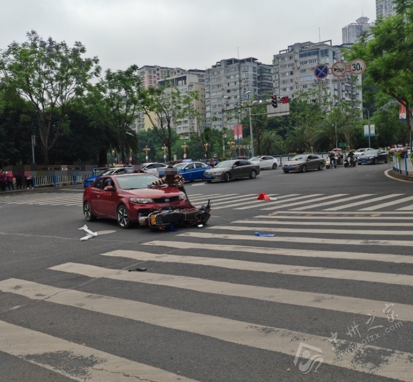 忠县红星广场往香山湖方向俩车相撞，大家注意安全